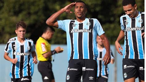 Jogador destaque do Grêmio mostra precisão e marca gol decisivo em Portugal