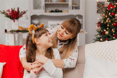 Mère Embrasse Sa Fille Par Derrière Maman Et Sa Fille Sembrassent