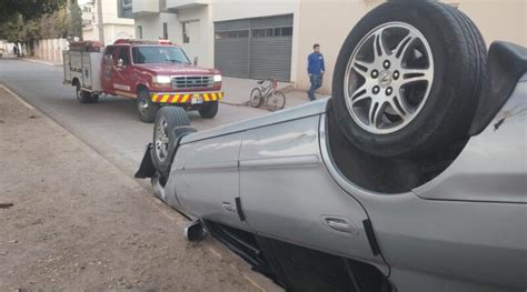 Una menor de edad se distrajo con su teléfono chocó auto estacionado y