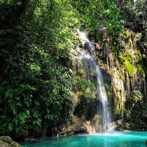 Cliff jumping into the bluest of blue waters : backpacking