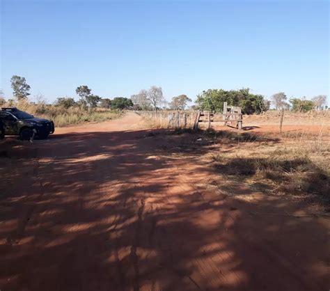 Mulher é derrubada de moto e estuprada no meio de matagal por homem