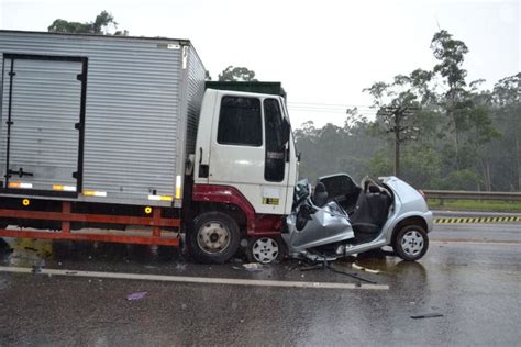 Colisão Frontal Entre Caminhão E Carro Na Raposo Tavares Mata Jovem