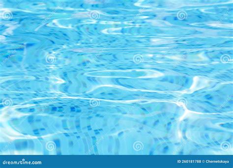 Gua Ondulada Na Piscina Como Fundo Foto De Stock Imagem De Azul