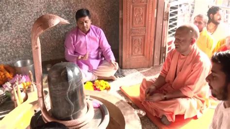 Up Cm Yogi Adityanath Performs ‘pooja At Mansarovar Mandir In