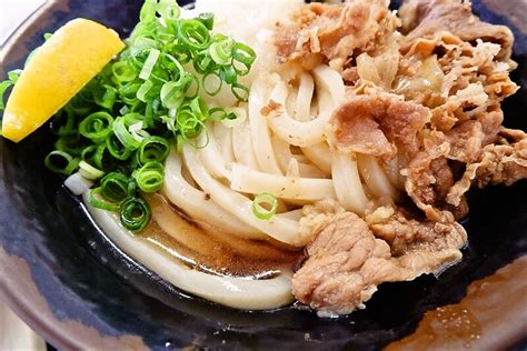 讃岐うどん『めりけんや高松駅前店』肉ぶっかけうどん大600円＆カレイ天 Food News フードニュース