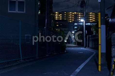 暗くて怖い夜道のイメージ 車道と外灯 No 24486949｜写真素材なら「写真ac」無料（フリー）ダウンロードok