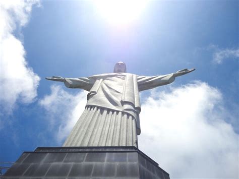 Cristo redentor no corcovado rio de janeiro brasil céu azul e