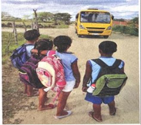 Crianças esperando o ônibus escolar em uma área rural Download