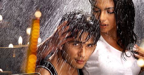 HOT WALLPAPERS WORLD Priyanka Chopra Hot Kissing Scene With Shahid Kapoor In Movie Kaminey