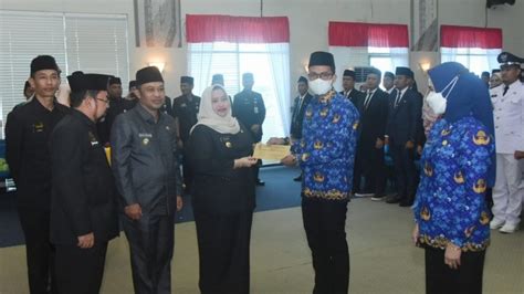 SK Pengangkatan PNS Formasi Tahun 2019 Diserahkan Bupati Kasmarni