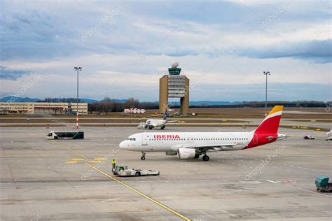 Budapest Hungr A Febrero Aeronaves Iberia Airlines En La Pista