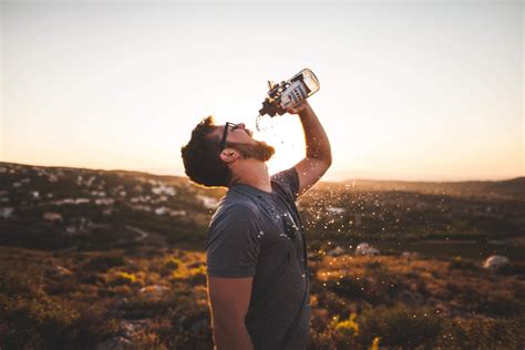 Fotos gratis mano hombre agua gente puesta de sol fotografía