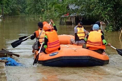 BPBD Puluhan Korban Banjir Tanbu Bertahan Di Pengungsian ANTARA News