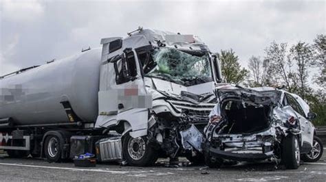 Ein Toter bei Auffahrunfall auf A81 bei Böblingen Hulb SWR Aktuell