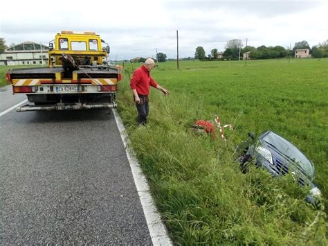 Incidente Ferrara Auto Fuori Strada A Consandolo Ferita Una Donna