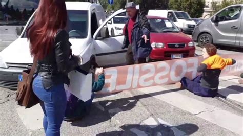 Attivisti Di Ultima Generazione Bloccano Il Traffico Al Colosseo