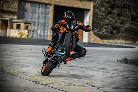 2024 KTM 990 Duke Is The New Definition Of Naked Bikes Autoevolution