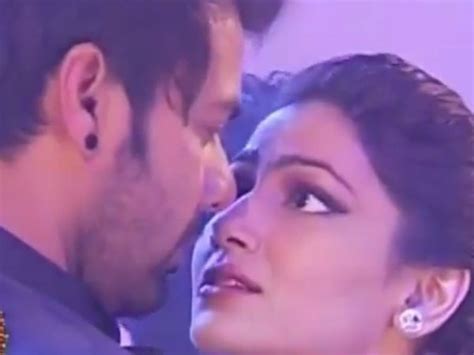 Kumkum Bhagya Spoiler Pragyas Hot Look Leaves Abhi Stunned And Tanu