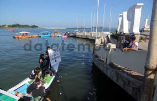 Aksi Bersih Pantai Losari Di Makassar Sulawesi Selatan Datatempo