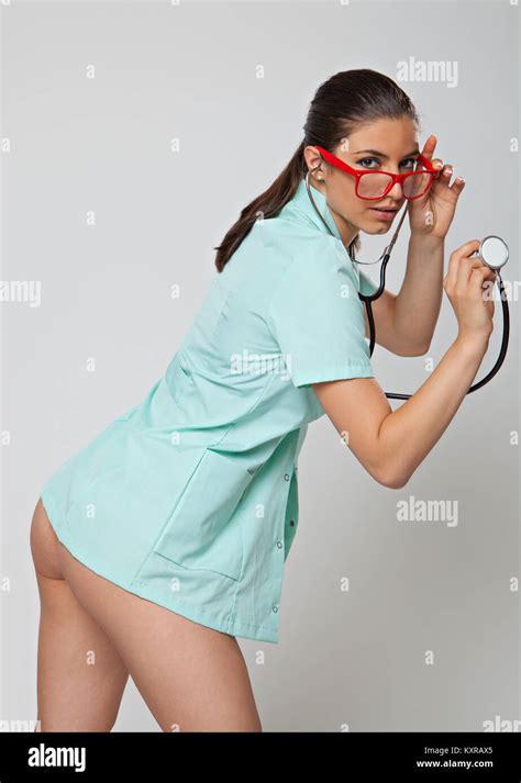 Mujer Sexy Médico Con Un Estetoscopio Y Gafas Rojo Sobre Fondo Blanco Fotografía De Stock Alamy