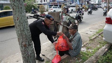 Jumat Berkah Personel Brimob Kalbar Berbagi Keindahan Antar Sesama