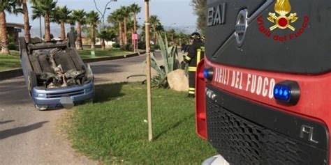 Auto Finisce Contro Rotatoria E Si Ribalta A Sellia Intervengono I