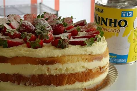 Bolo pelado de Leite Ninho morangos um naked cake muito fácil e