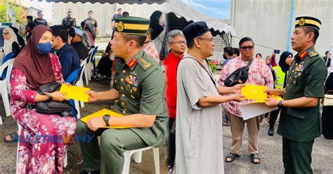 Nahas Elmina Agong Serah Sumbangan Peribadi Kepada Waris Waris Mangsa