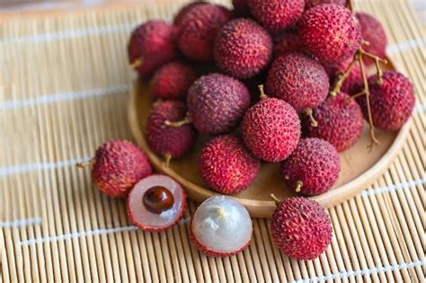 Premium Photo Fresh Ripe Lychee Fruit Tropical Fruit Peeled Lychees