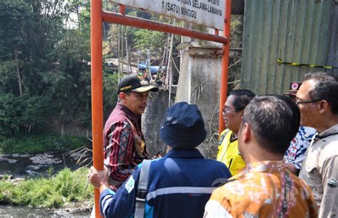 Pj Wali Kota Malang Tinjau Warga Seberangi Sungai Brantas Foto