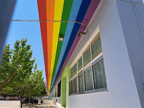 ΑΝΤΙ ΓΙΑ ΤΗΝ ΕΛΛΗΝΙΚΗ ΣΗΜΑΙΑ ΤΟ ΣΗΜΑ ΤΩΝ GAY ΚΑΙ ΤΩΝ ΛΕΣΒΙΩΝ ΑΝΤΙΚΡΙΖΟΥΝ ΟΙ ΜΑΘΗΤΕΣ ΚΑΙ ΟΙ