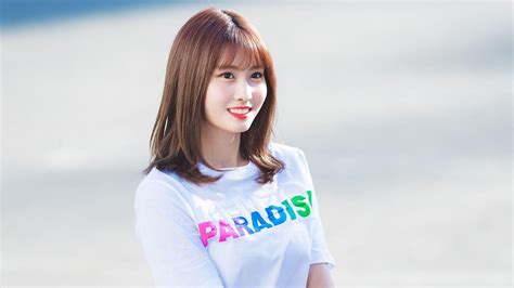 Hirai Momo Wallpapers Top Free Hirai Momo Backgrounds Wallpaperaccess