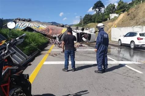 Vía Bogotá Villeta Fuerte Accidente Deja Un Muerto Y Varios Heridos