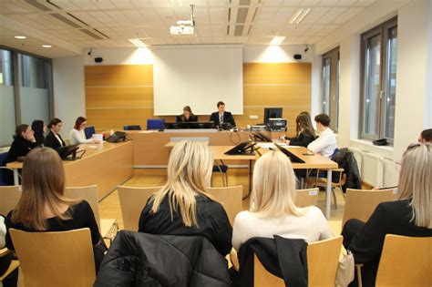 Schüler innen bei Gericht 1 JusHAK Moot Court Österreich