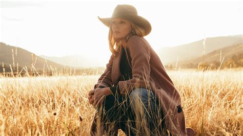 Latest ‘yellowstone News Kelly Reilly Steps Off Dutton Ranch For Now While Lainey Wilson