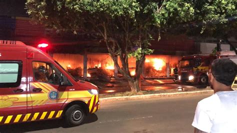 Inc Ndio De Grandes Propor Es Destr I Supermercado Em Manacapuru No