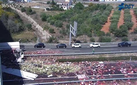 El Accidente De Un Camión Obliga A Cortar La Ap 7 A La Altura De Peñíscola