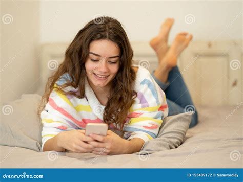 Retrato Da Menina Bonita Nova Que Texting E Que Conversa Em Seu Sma