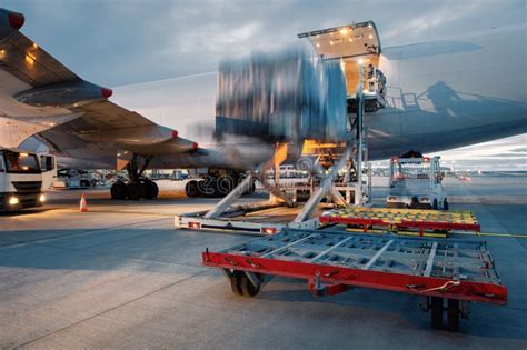 Preparar Un Avión De Carga Grande Antes Del Vuelo Foto de archivo