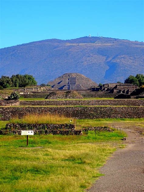 M Xico Teotihuac N Paso Elevado De Los Muertos Pir Mide Del Sol Y