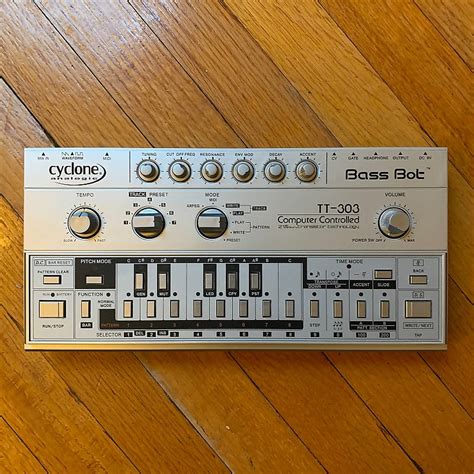 Cyclone Analogic Bass TT 303 V1 TB 303 Clone Reverb UK