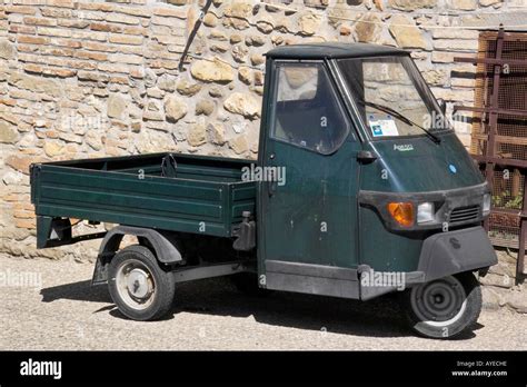 Three Wheeled Truck Fotos Und Bildmaterial In Hoher Auflösung Seite