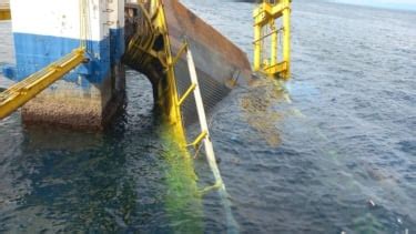 Dermaga Pelabuhan Bastiong Ternate Ambruk Ditabrak Kapal Feri