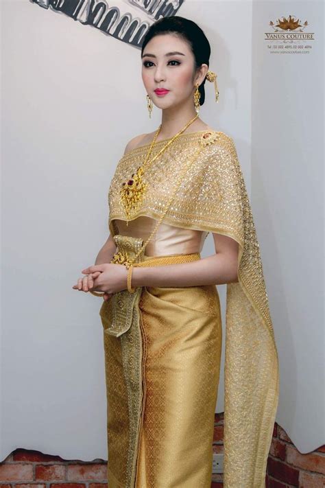 ปักพินโดย Priya Avi Sasi ใน Thai Traditional Dresses