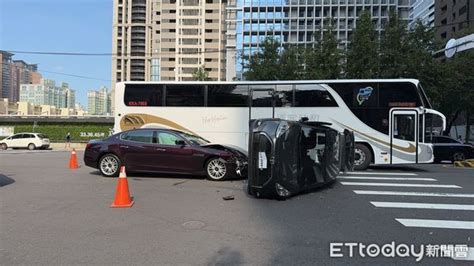 快訊／台中路口2車相撞！瑪莎拉蒂安全氣囊炸開 休旅車側翻 Ettoday社會新聞 Ettoday新聞雲