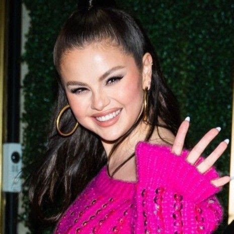 Selena Gomez Arrasa Con El Bikini Rosa Perfecto Para Chicas Con Pecho