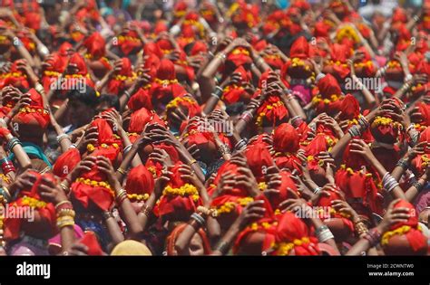 Hinduistisches kalash yatra Fotos und Bildmaterial in hoher Auflösung