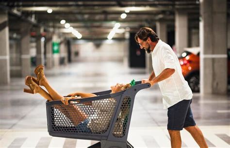 Casal Adulto Se Diverte Na Garagem Do Supermercado Brincando Juntos