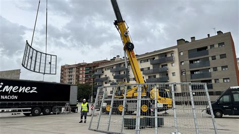 Badalona inicia el montaje del árbol de Navidad más grande de España