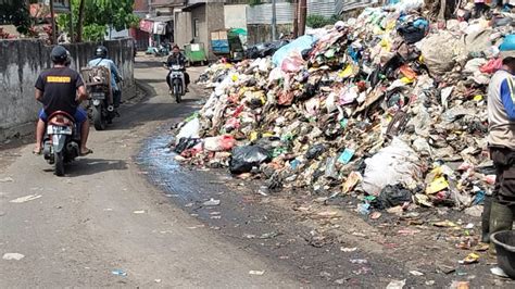 Tumpukan Sampah Makin Berserakan Ke Jalan Di Kota Bandung Ceklissatu